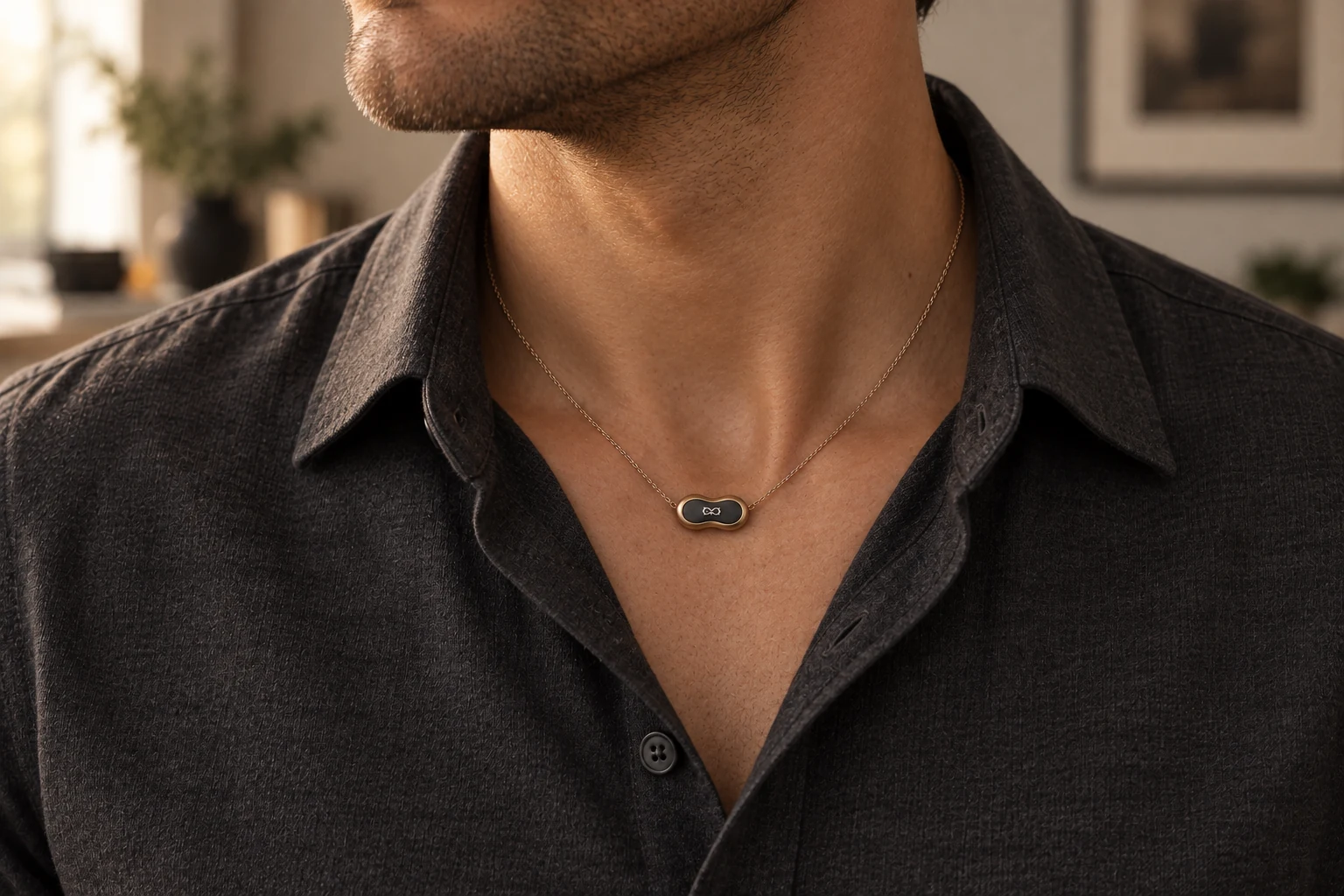 Aynı unisex Pocket Pendant'ın erkek üzerinde kullanımı; ince zincir ve antrasit gömlek