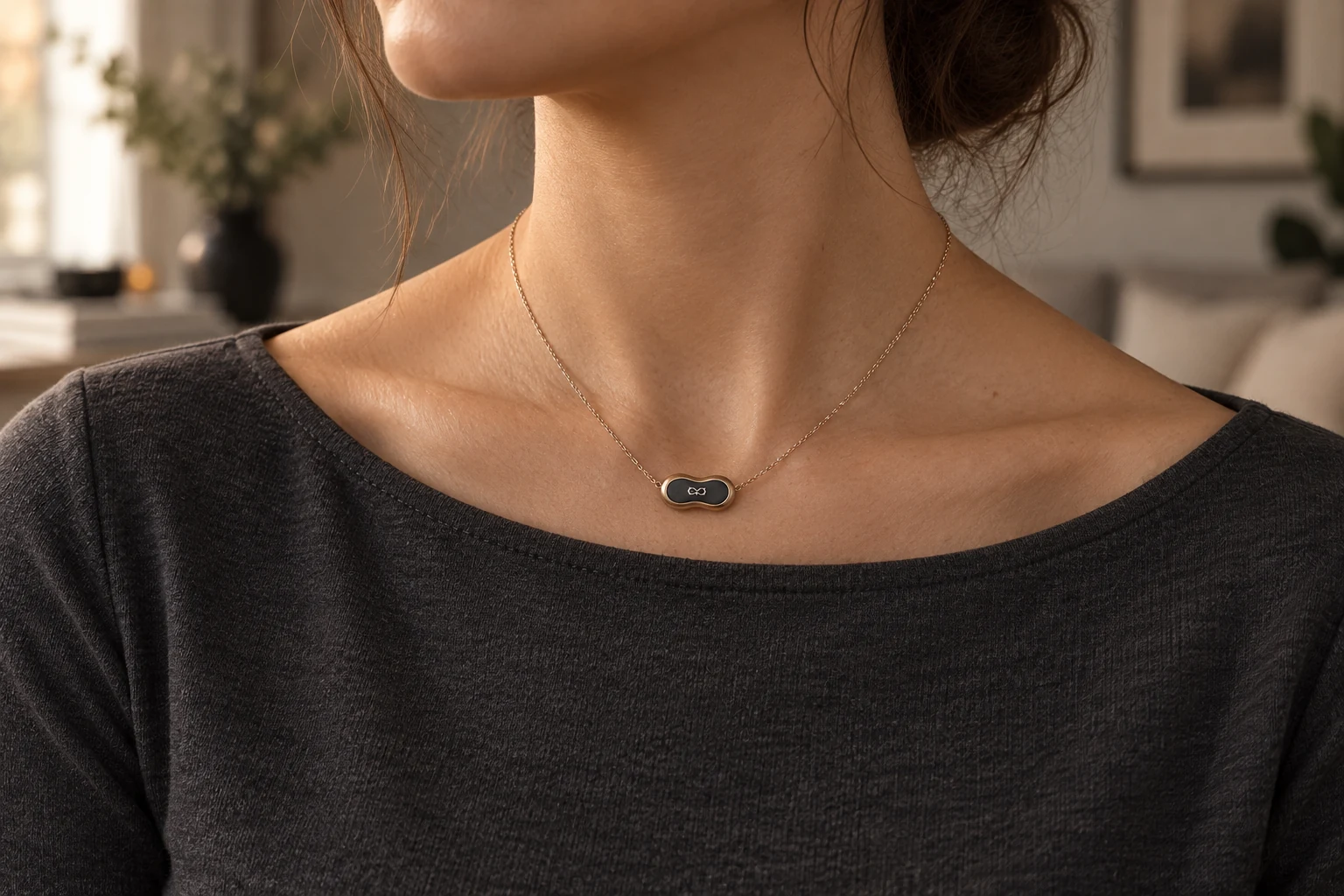 Minik Pocket Pendant'ın kadın üzerinde günlük kullanımı, ince zincir ve sade koyu renk üst